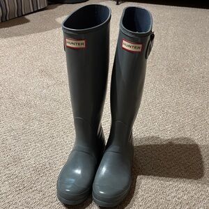 Hunter Tall Rain Boots in Glossy Grey. Size 38/7